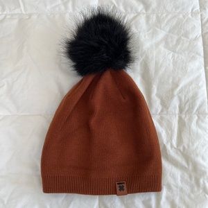 🍁🖤🎄 Warm Copper Brown Beanie with Black Pom 🍁🖤🎄
